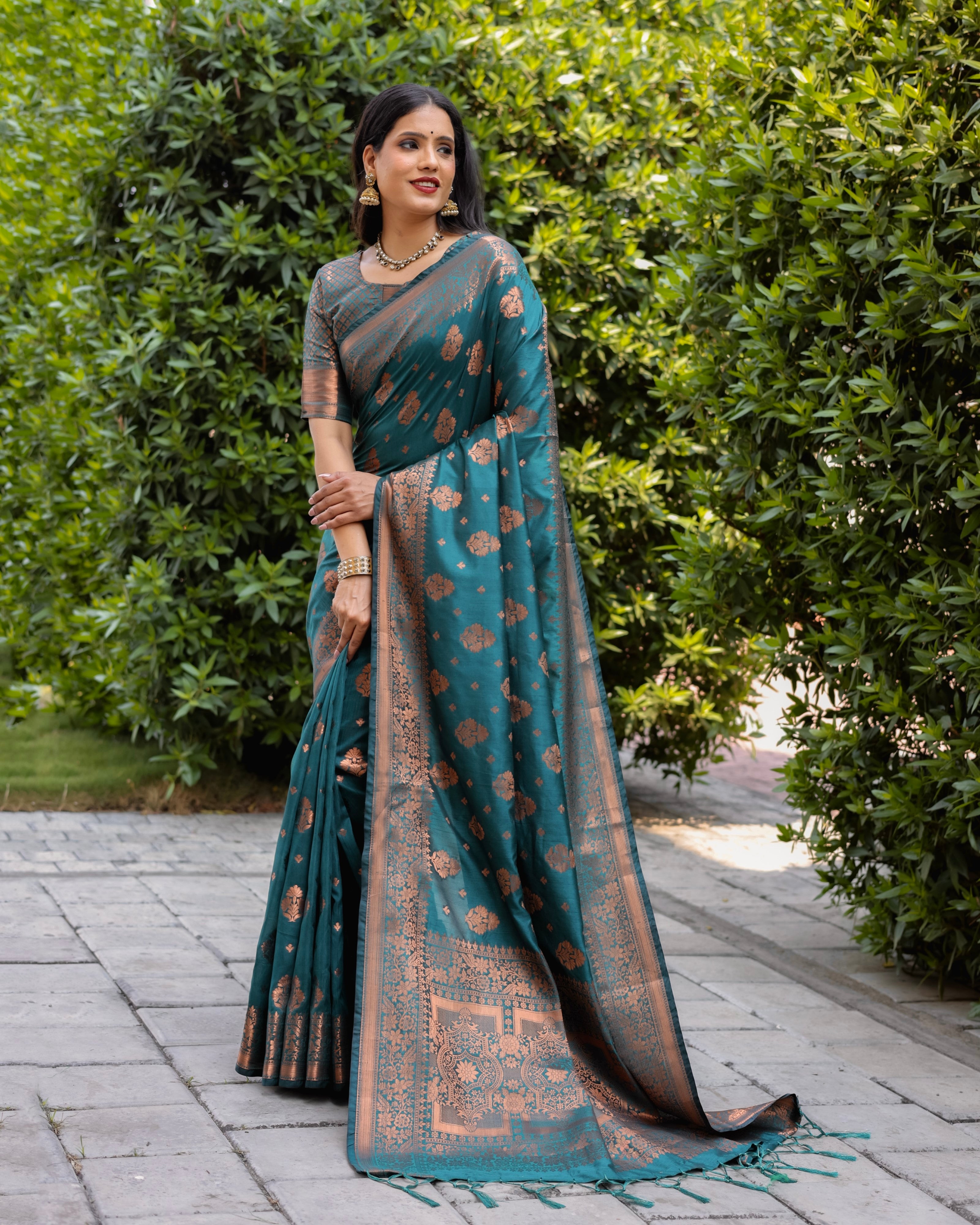 Green Soft Silk Contrast Coper Weaving Border And Rich Pallu Saree With Blouse