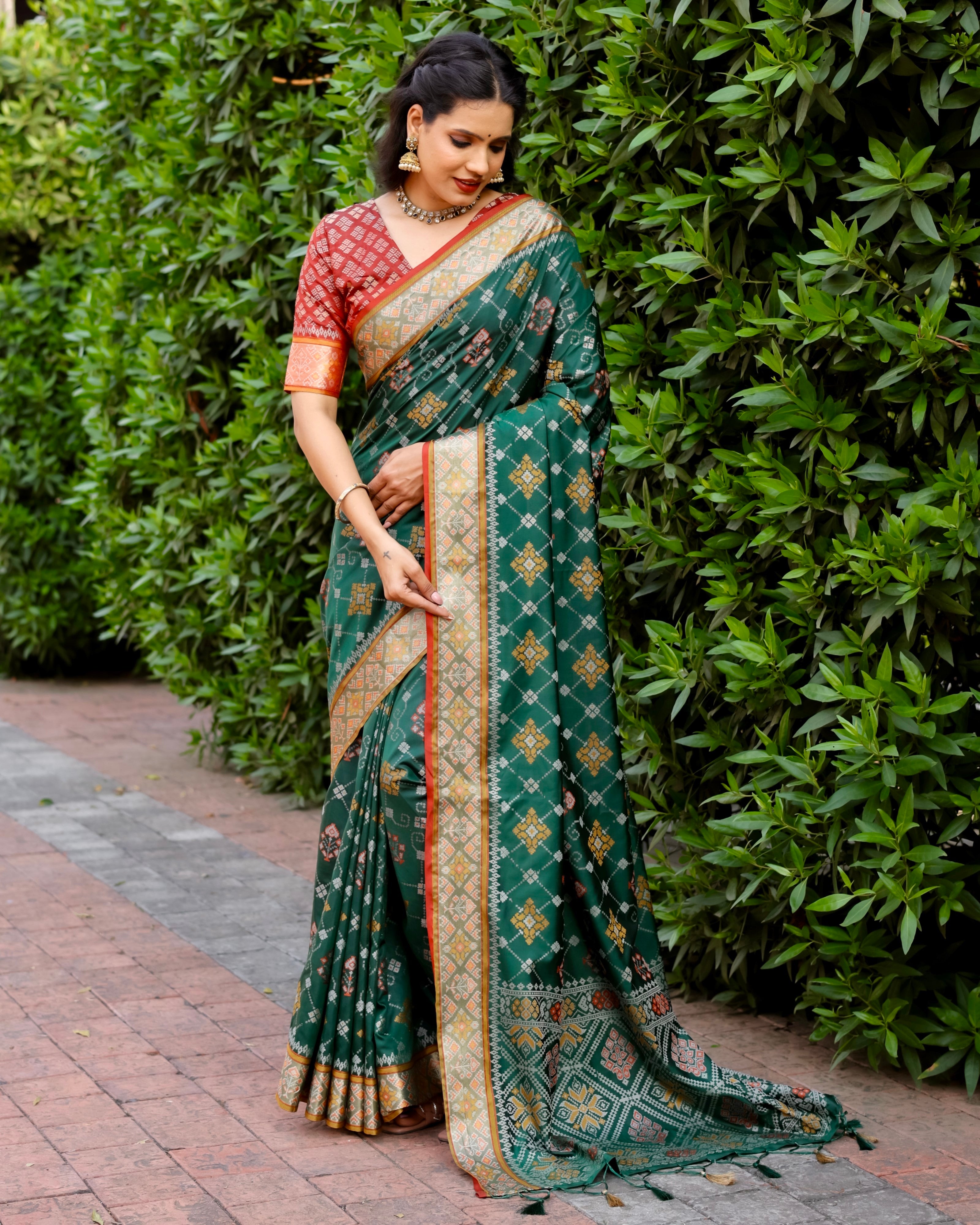 Designer Ikkat Patola Silk Kanchi And Contrast Zari Weaving Border Saree With Blouse