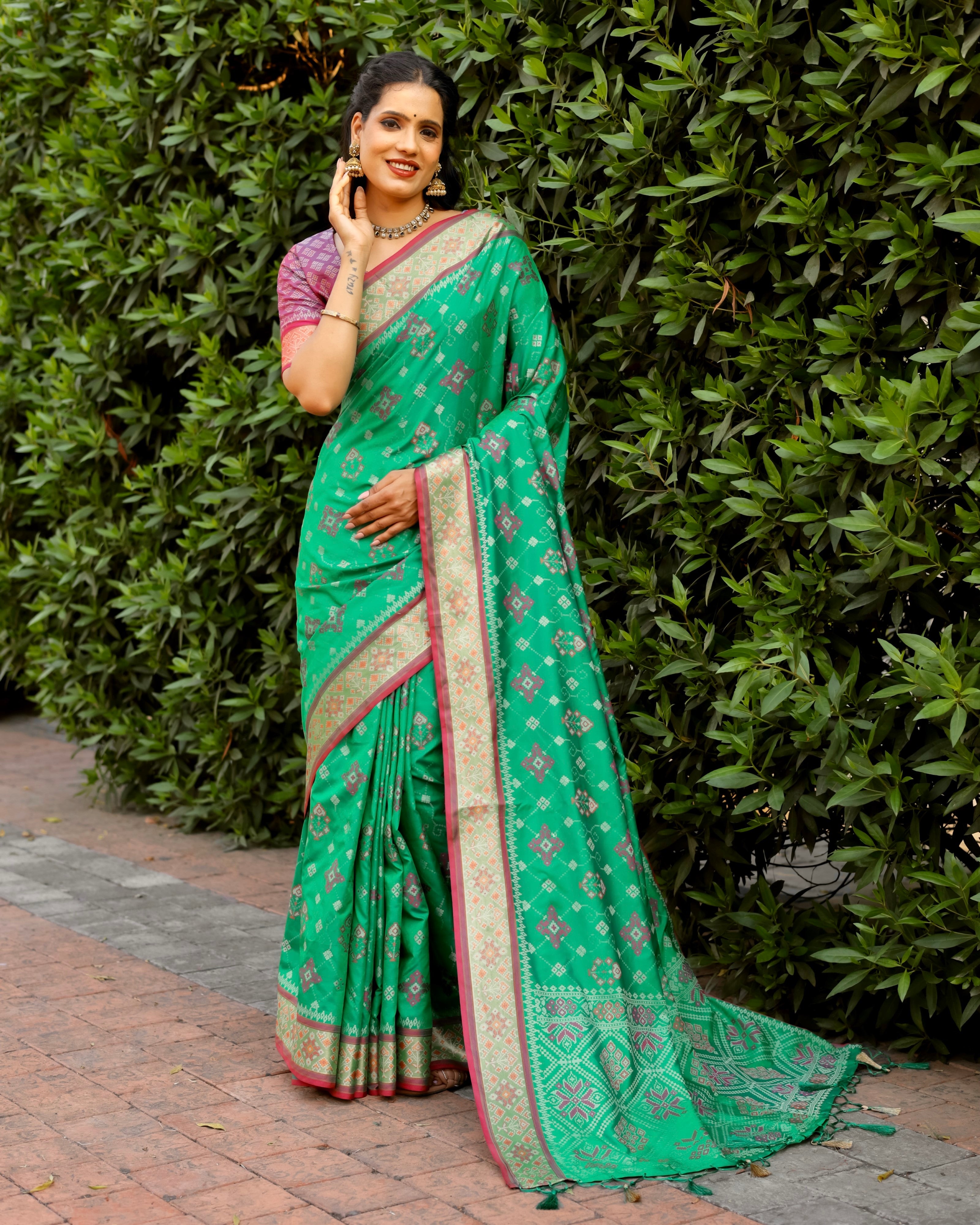 Designer Ikkat Patola Silk Kanchi And Contrast Zari Weaving Border Saree With Blouse