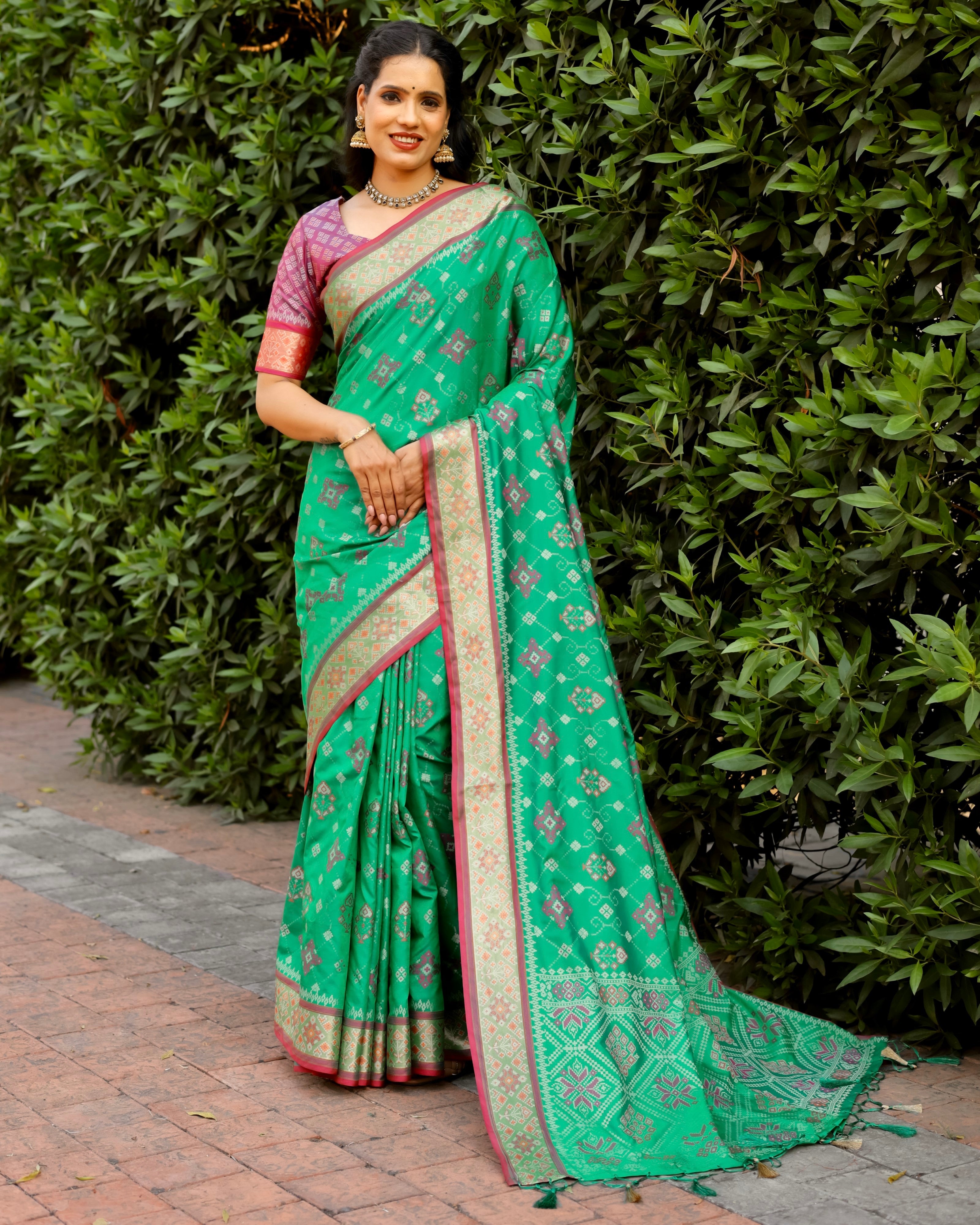 Designer Ikkat Patola Silk Kanchi And Contrast Zari Weaving Border Saree With Blouse