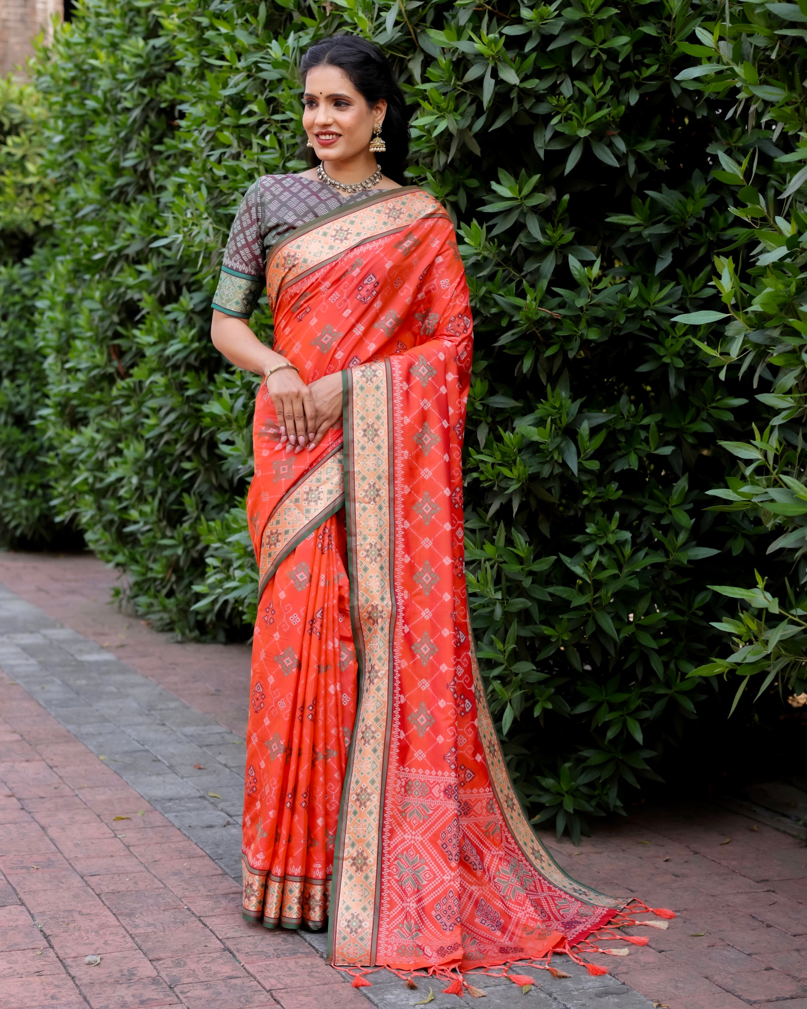 Designer Ikkat Patola Silk Kanchi And Contrast Zari Weaving Border Saree With Blouse