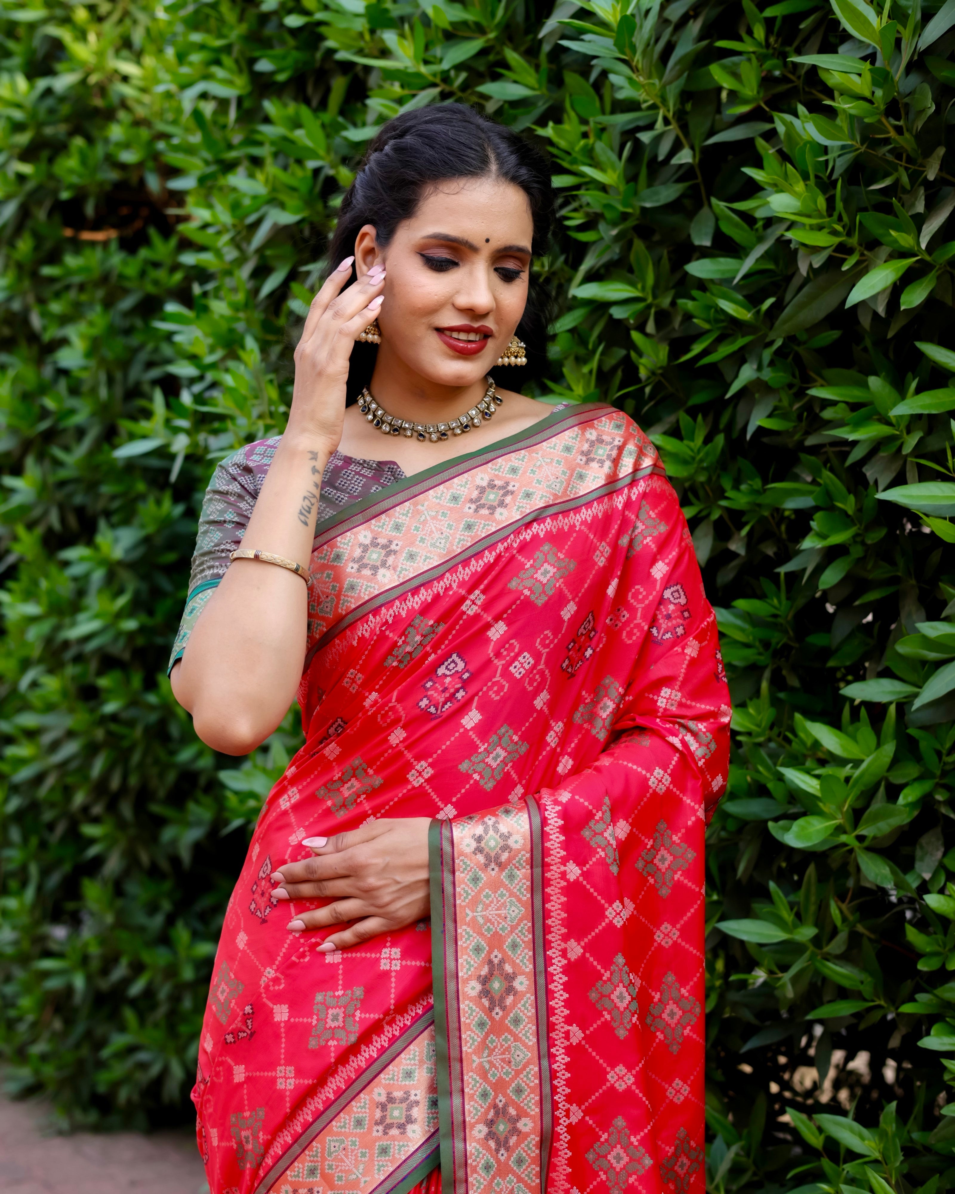 Designer Ikkat Patola Silk Kanchi And Contrast Zari Weaving Border Saree With Blouse