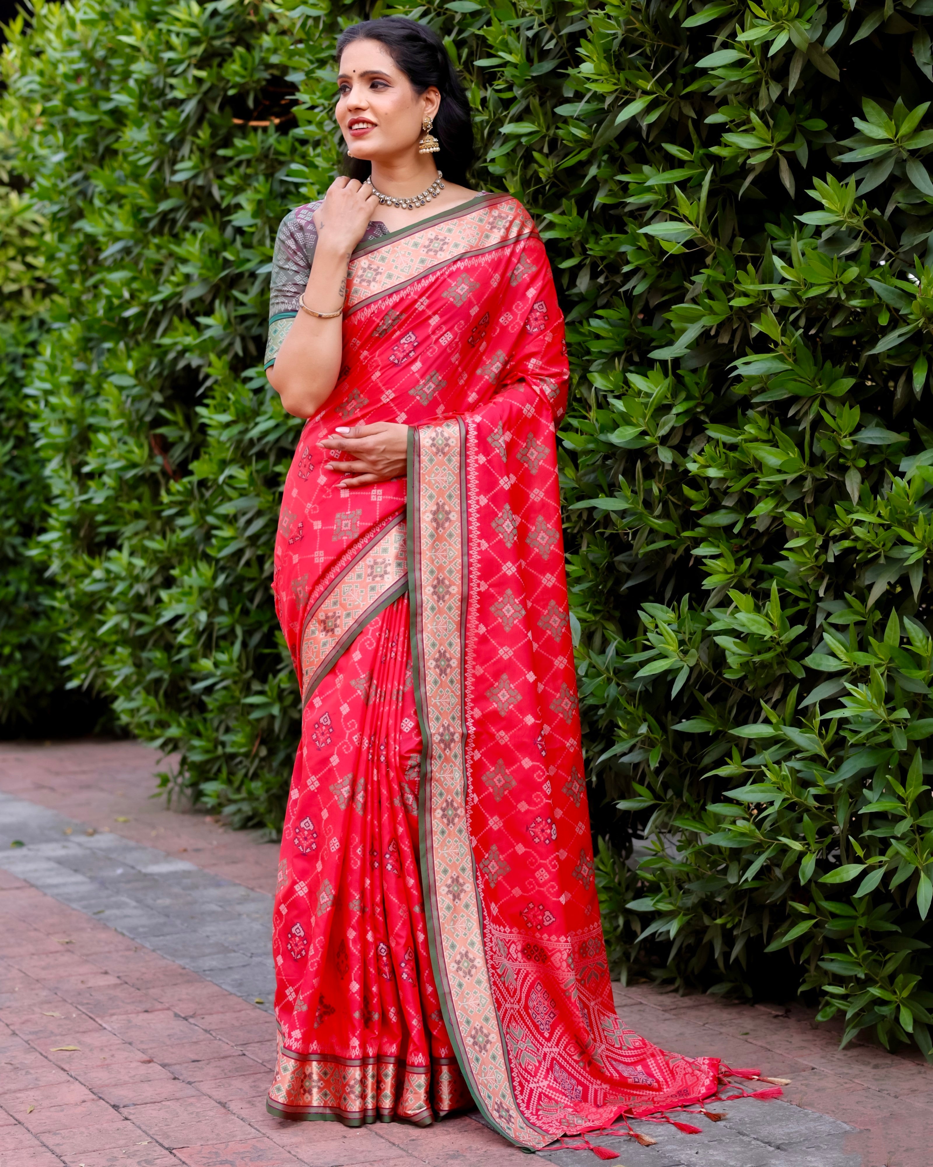 Designer Ikkat Patola Silk Kanchi And Contrast Zari Weaving Border Saree With Blouse