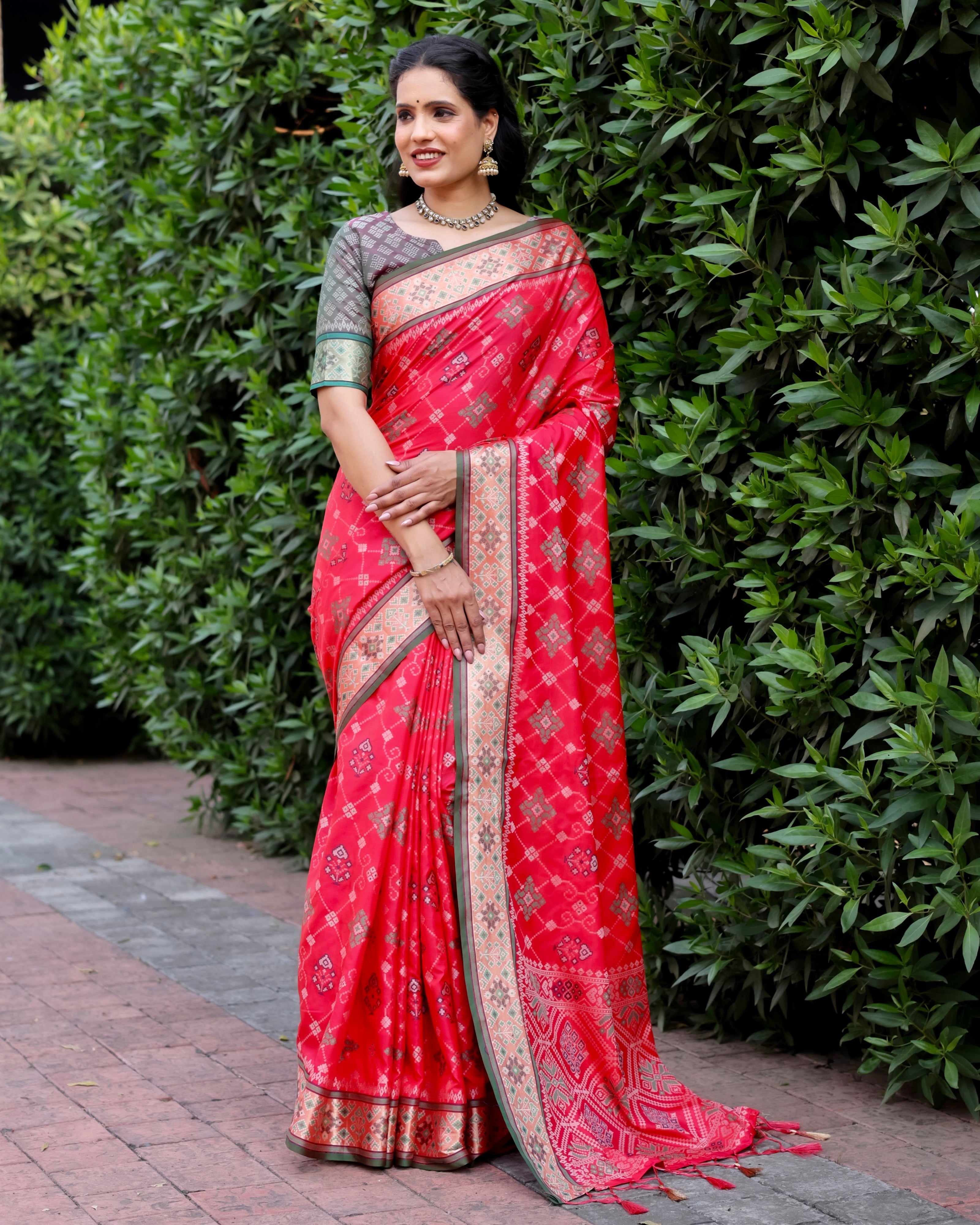 Designer Ikkat Patola Silk Kanchi And Contrast Zari Weaving Border Saree With Blouse