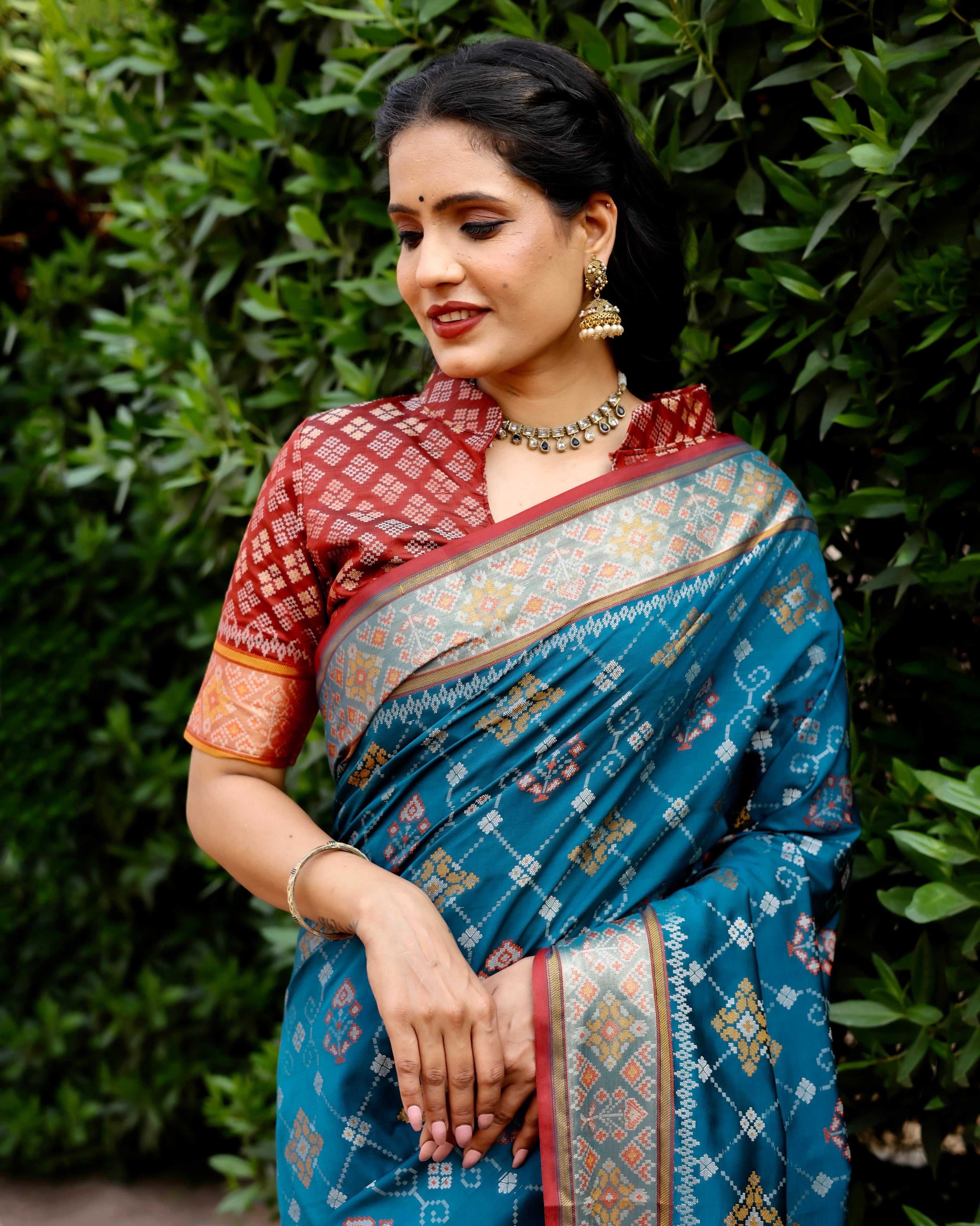 Designer Ikkat Patola Silk Kanchi And Contrast Zari Weaving Border Saree With Blouse