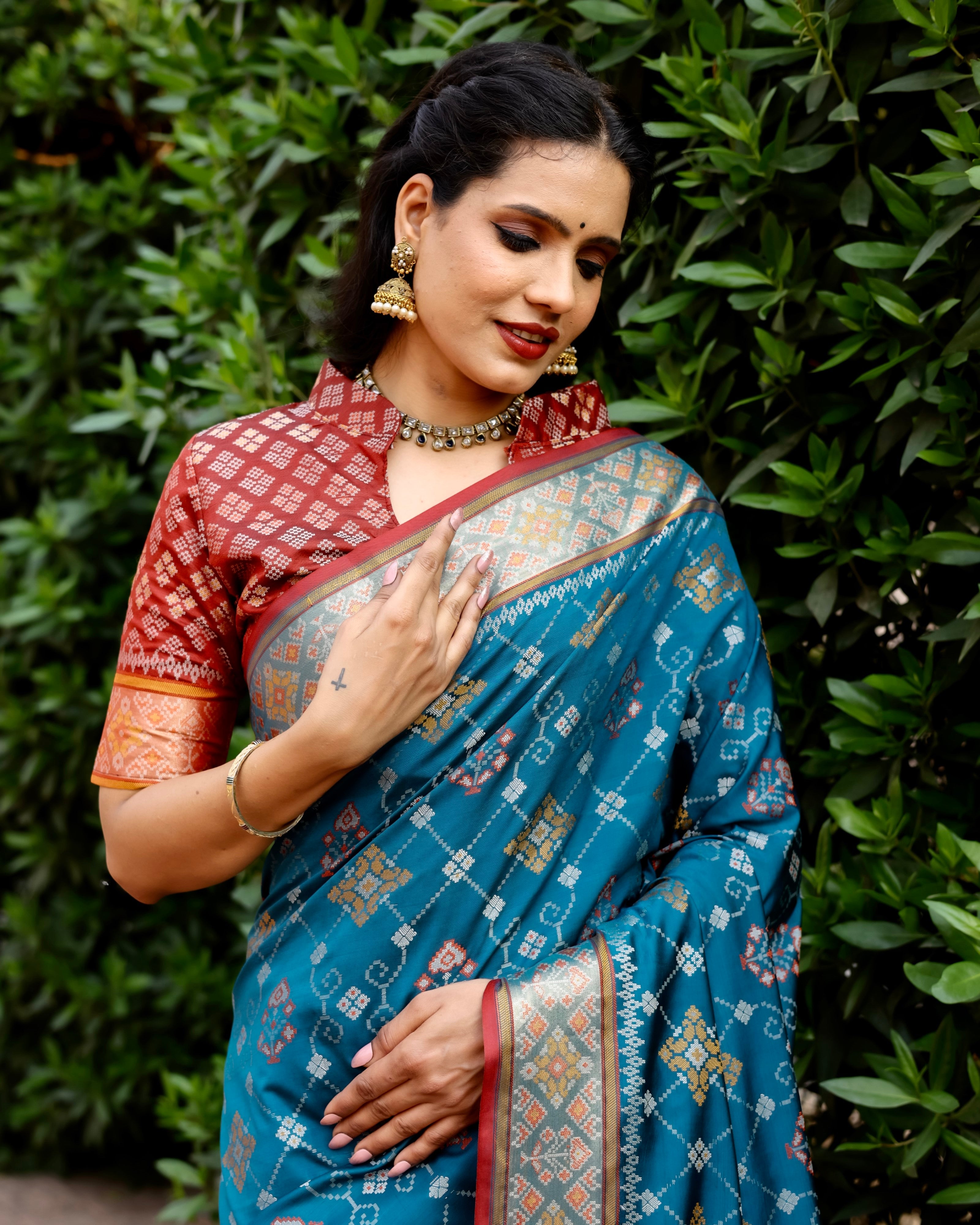 Designer Ikkat Patola Silk Kanchi And Contrast Zari Weaving Border Saree With Blouse