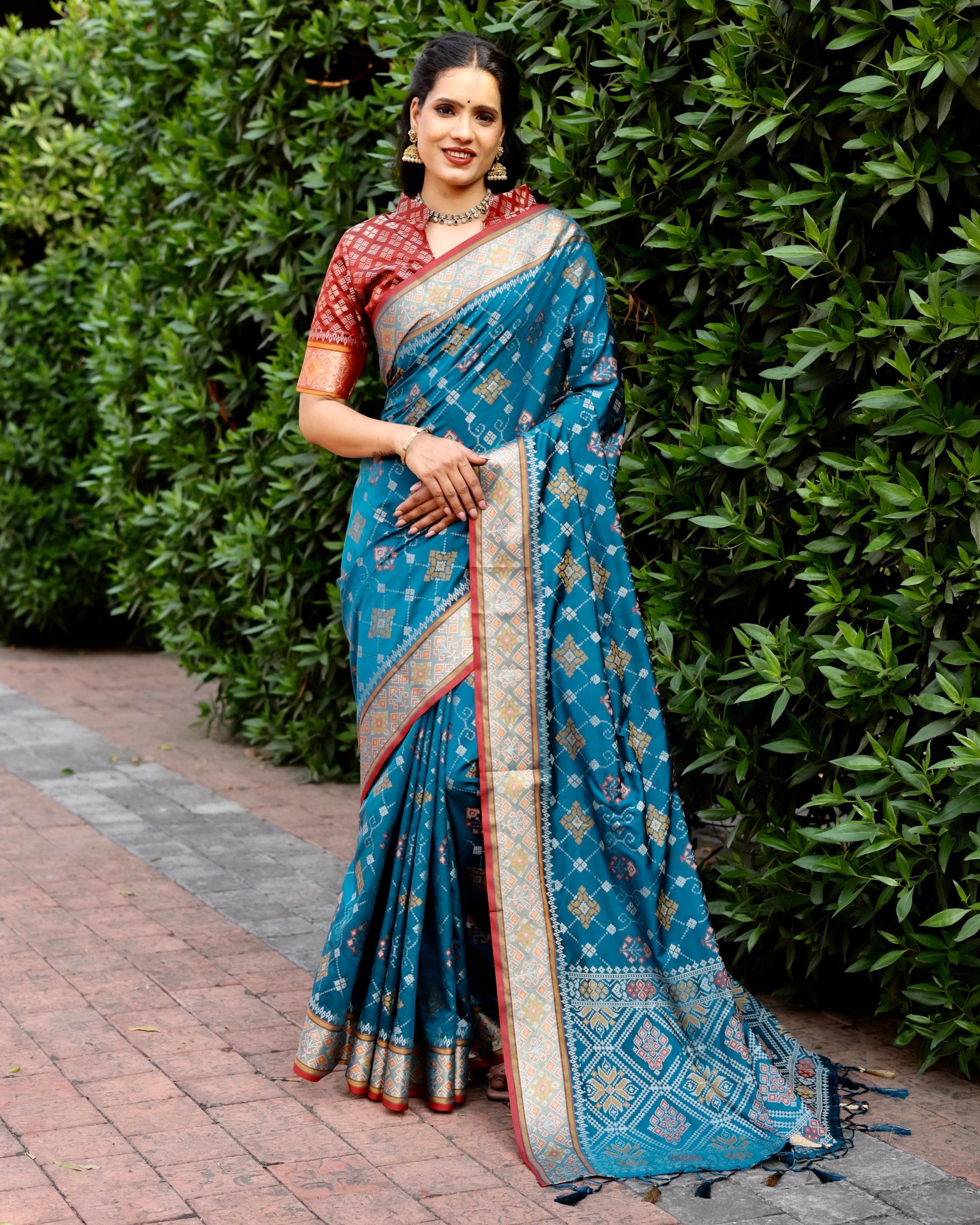 Designer Ikkat Patola Silk Kanchi And Contrast Zari Weaving Border Saree With Blouse