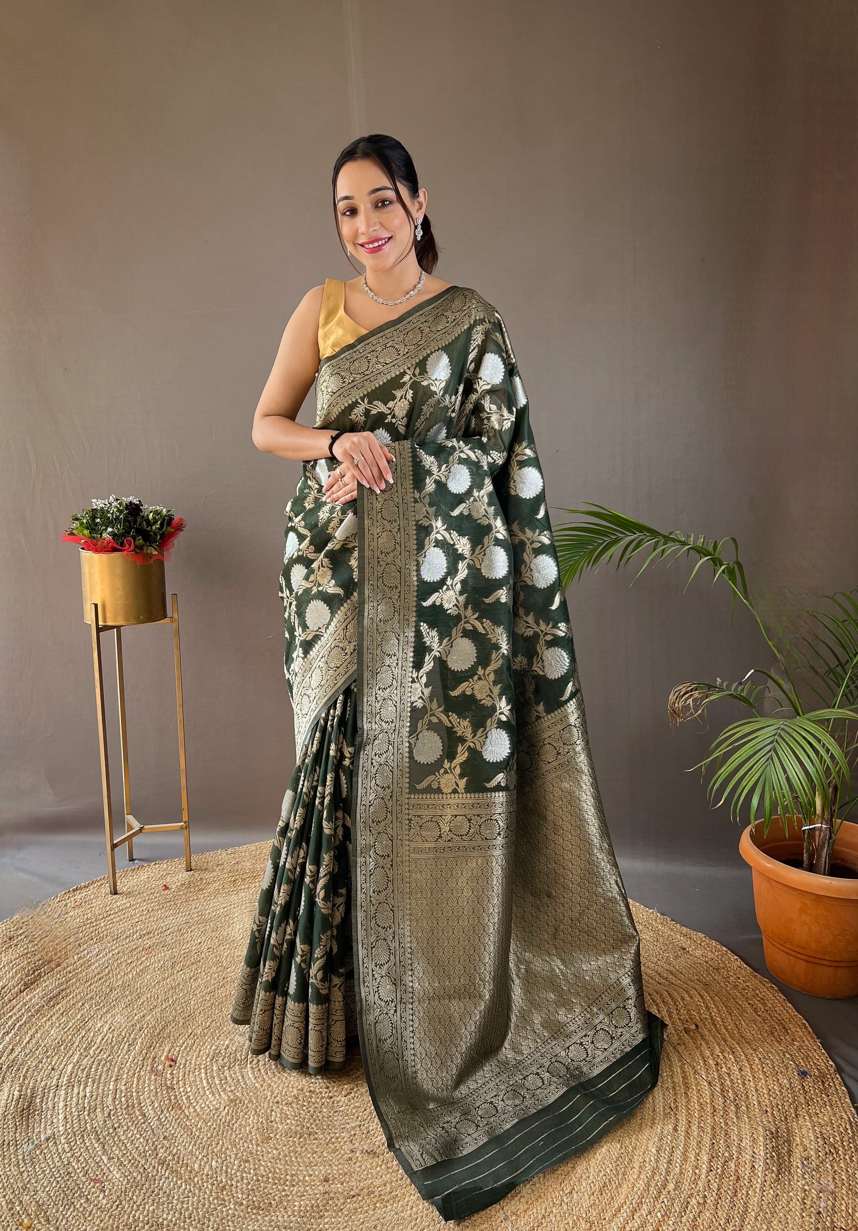 Vsaree Kanjivaram Soft Silk Saree With Golden Zari Weaving Borders And Heavy Rich Pallu