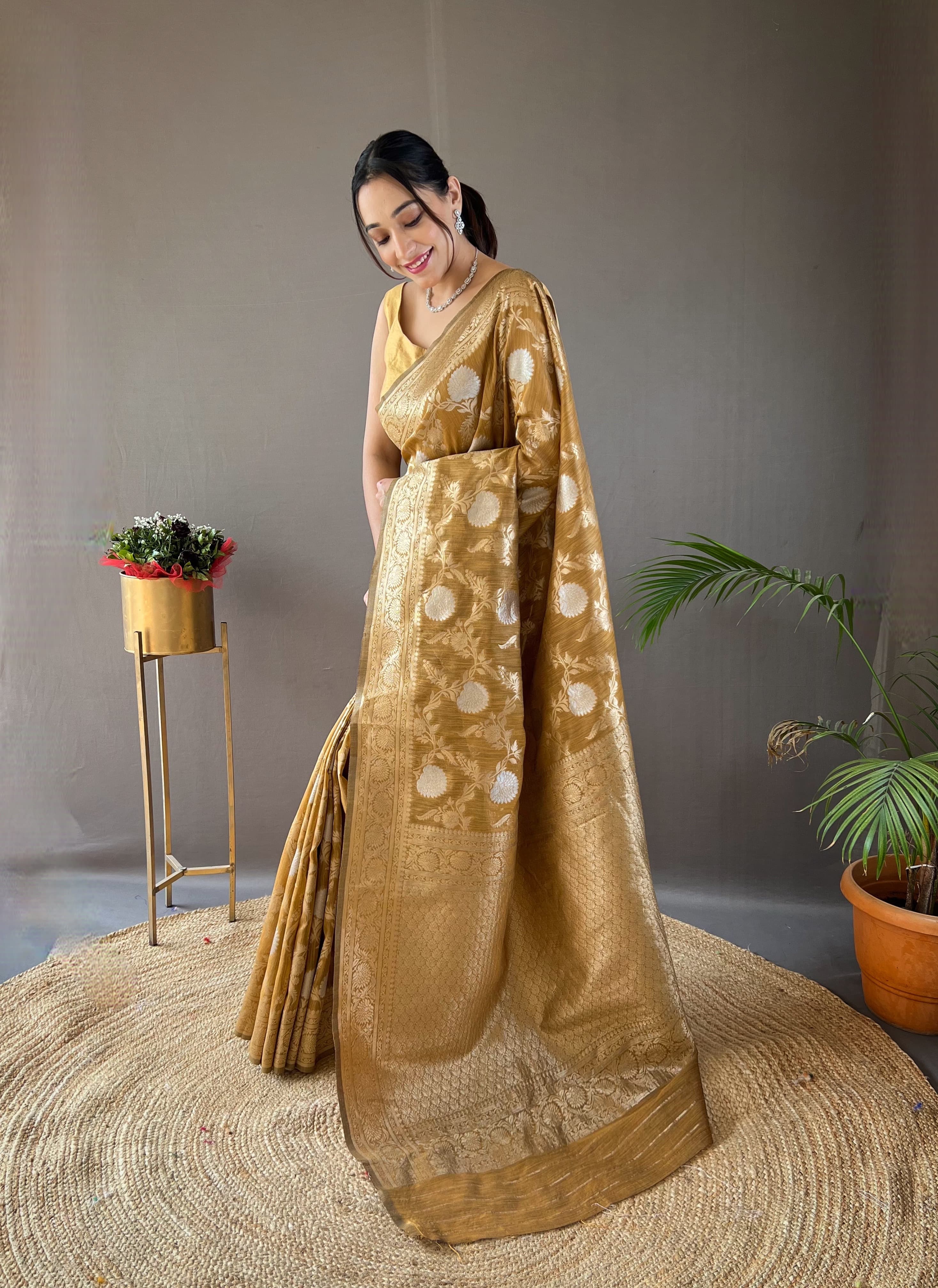 Vsaree Kanjivaram Soft Silk Saree With Golden Zari Weaving Borders And Heavy Rich Pallu