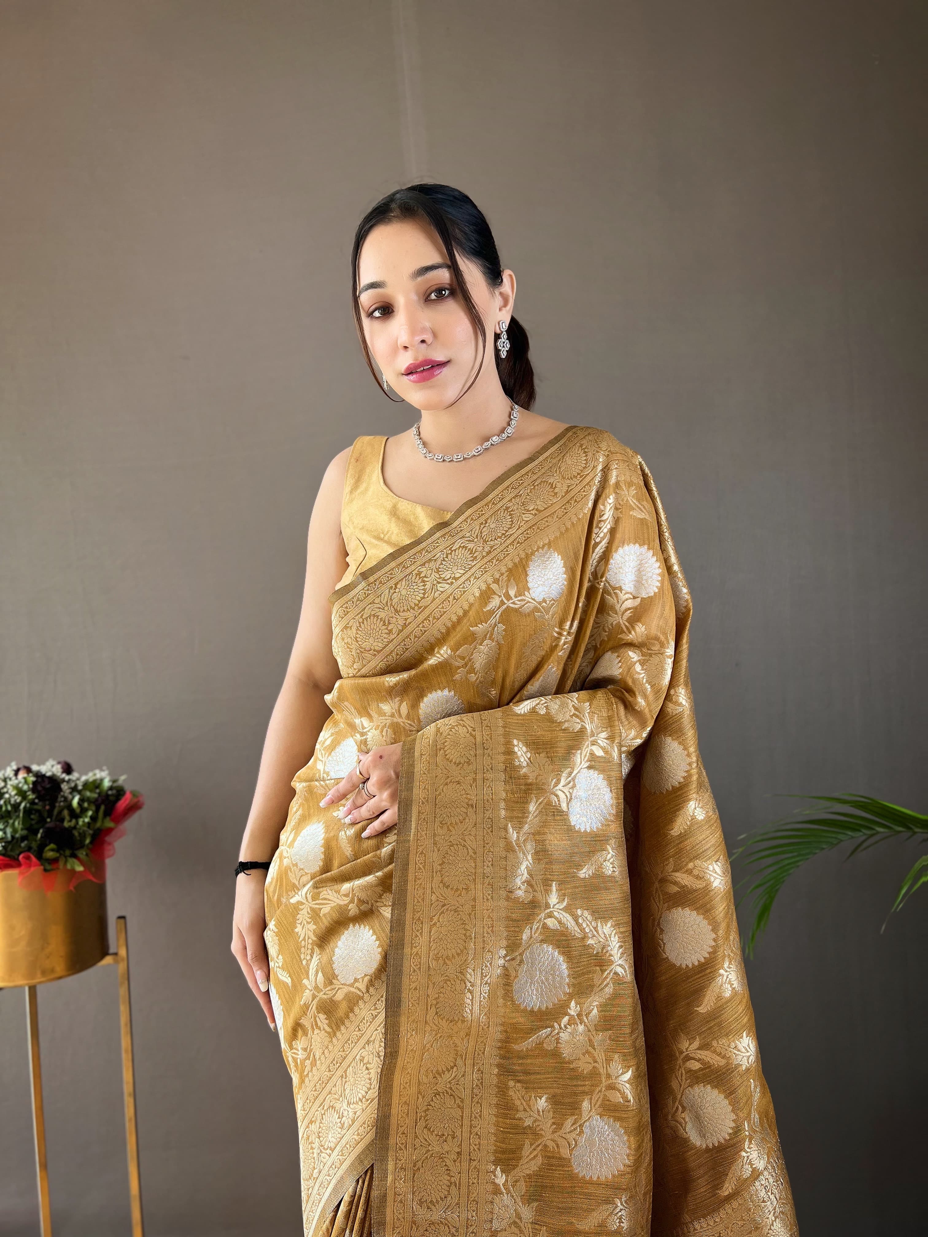 Vsaree Kanjivaram Soft Silk Saree With Golden Zari Weaving Borders And Heavy Rich Pallu